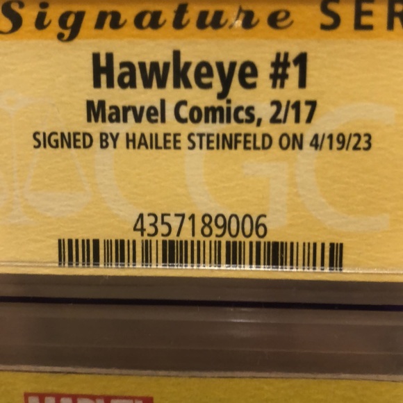 Hawkeye 1 signed by Hailee Steinfeld - Picture 3 of 3